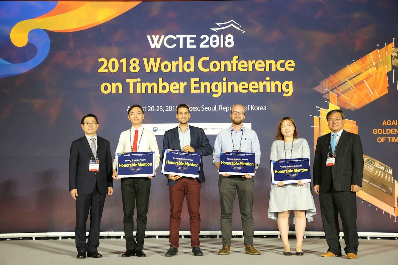 董翰林在世界木结构大会WCTE上汇报研究成果并接受颁奖